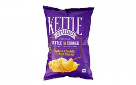 Kettle Studio Potato Chips, Mature Cheddar & Red Onions  Pack  125 grams